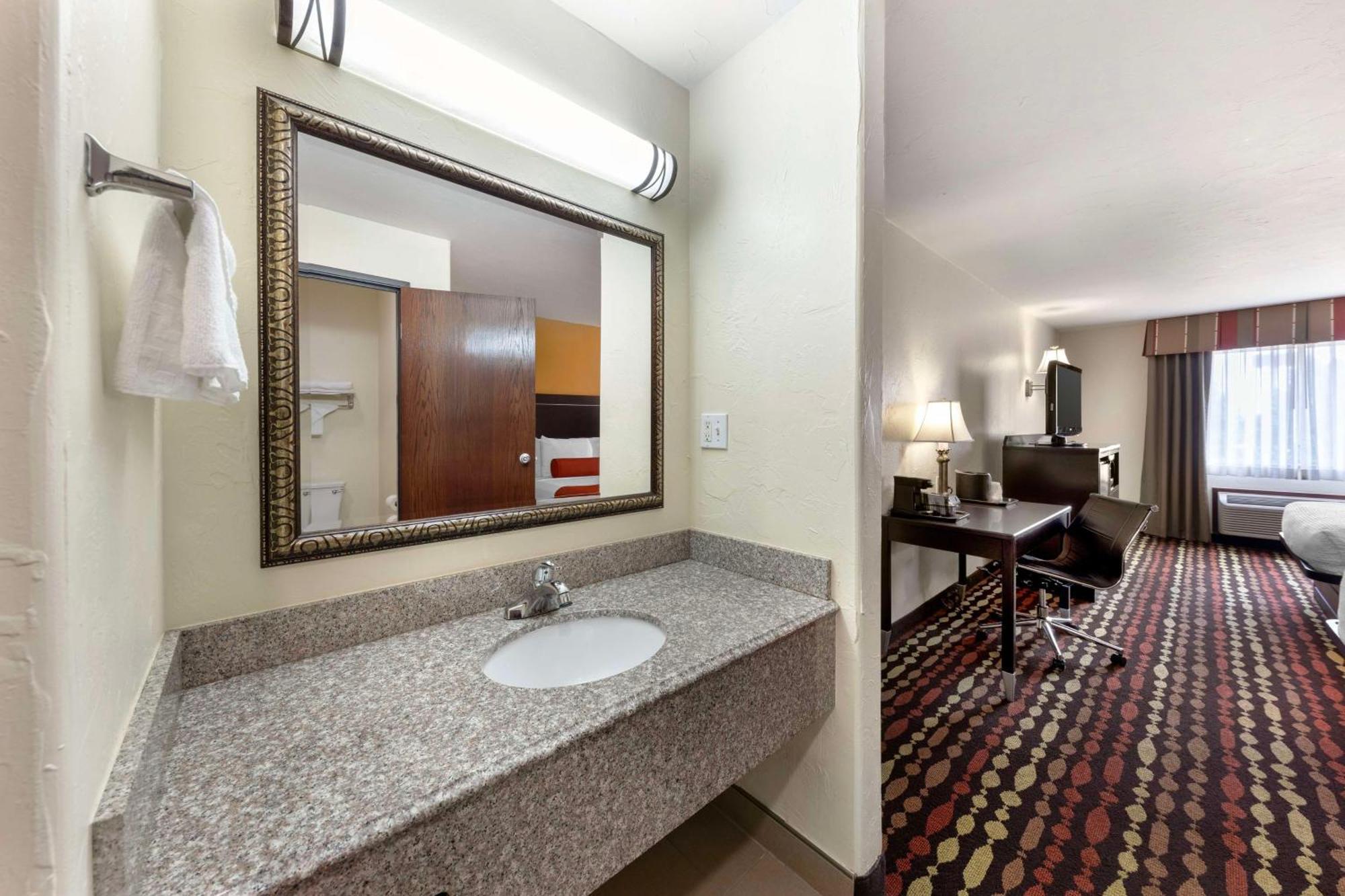 Best Western Greentree Inn & Suites Мур Экстерьер фото