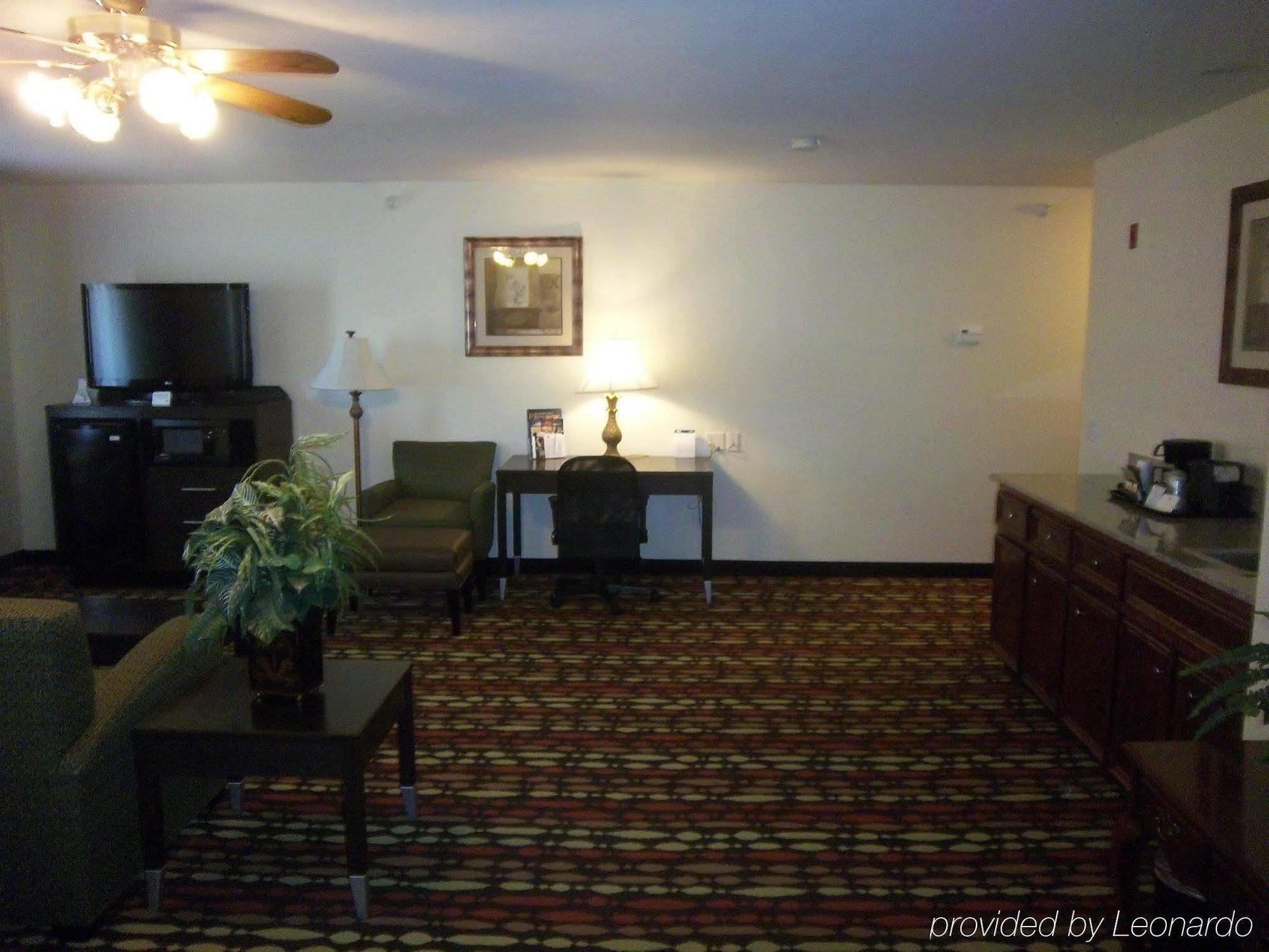 Best Western Greentree Inn & Suites Мур Номер фото
